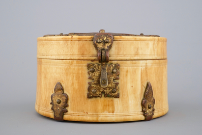 Een Siculo-Arabische ivoren en verguld koperen cylindrische doos of pyxis, 12/13e eeuw